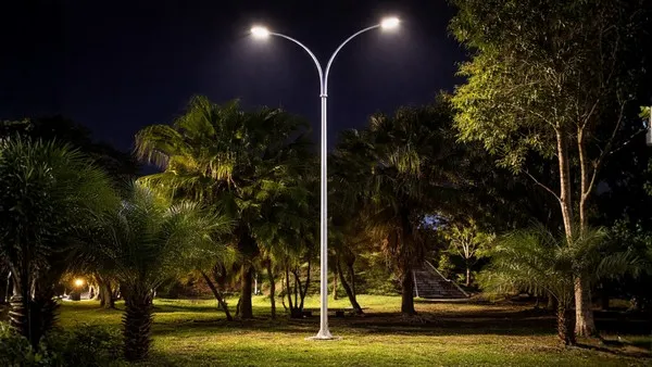 Braço curvo para iluminação pública